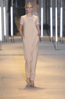 Paris, Fransa - Mart 05: cacharel palais de Tokyo sonbahar kış 2011 2012 gösterisi 5 Mart 2011 de paris, Fransa-paris moda haftası sırasında giymeye hazır sırasında pist model yürür