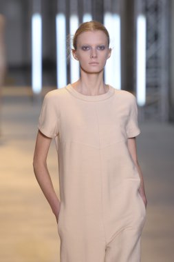 Paris, Fransa - Mart 05: cacharel palais de Tokyo sonbahar kış 2011 2012 gösterisi 5 Mart 2011 de paris, Fransa-paris moda haftası sırasında giymeye hazır sırasında pist model yürür