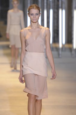 Paris, Fransa - Mart 05: cacharel palais de Tokyo sonbahar kış 2011 2012 gösterisi 5 Mart 2011 de paris, Fransa-paris moda haftası sırasında giymeye hazır sırasında pist model yürür