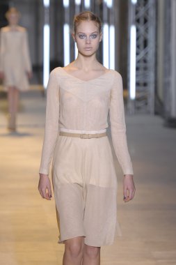 Paris, Fransa - Mart 05: cacharel palais de Tokyo sonbahar kış 2011 2012 gösterisi 5 Mart 2011 de paris, Fransa-paris moda haftası sırasında giymeye hazır sırasında pist model yürür