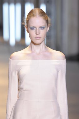 Paris, Fransa - Mart 05: cacharel palais de Tokyo sonbahar kış 2011 2012 gösterisi 5 Mart 2011 de paris, Fransa-paris moda haftası sırasında giymeye hazır sırasında pist model yürür