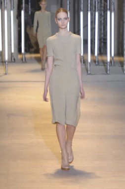 Paris, Fransa - Mart 05: cacharel palais de Tokyo sonbahar kış 2011 2012 gösterisi 5 Mart 2011 de paris, Fransa-paris moda haftası sırasında giymeye hazır sırasında pist model yürür