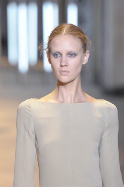 Paris, Fransa - Mart 05: cacharel palais de Tokyo sonbahar kış 2011 2012 gösterisi 5 Mart 2011 de paris, Fransa-paris moda haftası sırasında giymeye hazır sırasında pist model yürür