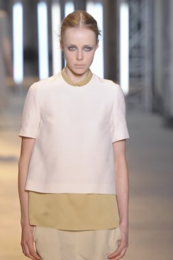 Paris, Fransa - Mart 05: cacharel palais de Tokyo sonbahar kış 2011 2012 gösterisi 5 Mart 2011 de paris, Fransa-paris moda haftası sırasında giymeye hazır sırasında pist model yürür