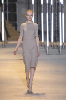 Paris, Fransa - Mart 05: cacharel palais de Tokyo sonbahar kış 2011 2012 gösterisi 5 Mart 2011 de paris, Fransa-paris moda haftası sırasında giymeye hazır sırasında pist model yürür