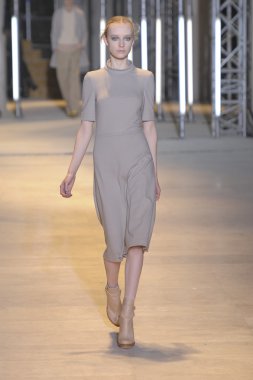 Paris, Fransa - Mart 05: cacharel palais de Tokyo sonbahar kış 2011 2012 gösterisi 5 Mart 2011 de paris, Fransa-paris moda haftası sırasında giymeye hazır sırasında pist model yürür