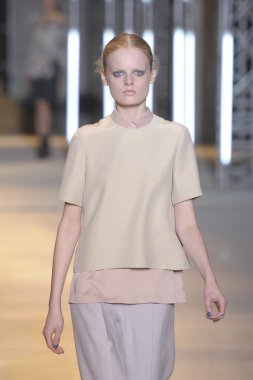 Paris, Fransa - Mart 05: cacharel palais de Tokyo sonbahar kış 2011 2012 gösterisi 5 Mart 2011 de paris, Fransa-paris moda haftası sırasında giymeye hazır sırasında pist model yürür