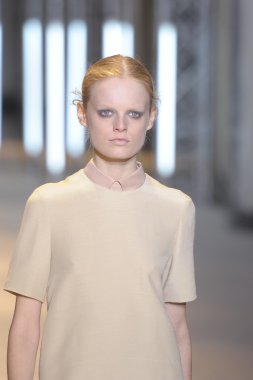 Paris, Fransa - Mart 05: cacharel palais de Tokyo sonbahar kış 2011 2012 gösterisi 5 Mart 2011 de paris, Fransa-paris moda haftası sırasında giymeye hazır sırasında pist model yürür