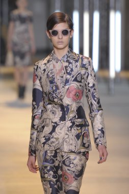 Paris, Fransa - Mart 05: cacharel palais de Tokyo sonbahar kış 2011 2012 gösterisi 5 Mart 2011 de paris, Fransa-paris moda haftası sırasında giymeye hazır sırasında pist model yürür