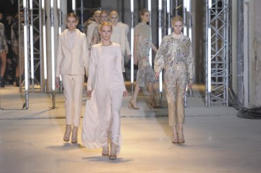 Paris, Fransa - Mart 05: cacharel palais de Tokyo sonbahar kış 2011 2012 gösterisi 5 Mart 2011 de paris, Fransa-paris moda haftası sırasında giymeye hazır sırasında pist model yürür