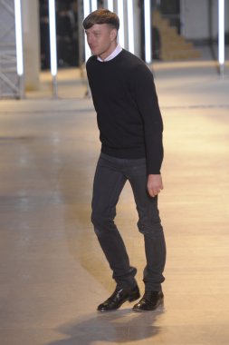 Paris, Fransa - Mart 05: cacharel palais de Tokyo sonbahar kış 2011 2012 gösterisi 5 Mart 2011 de paris, Fransa-paris moda haftası sırasında giymeye hazır sırasında pist model yürür