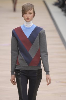 Paris, Fransa - Mart 06: bir model 6 Mart 2011 de paris, Fransa paris moda haftası sırasında kostüm Ulusal moda şovunda pist yürür