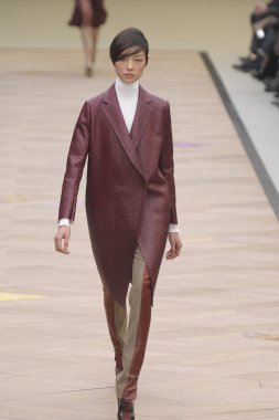 Paris, Fransa - Mart 06: bir model 6 Mart 2011 de paris, Fransa paris moda haftası sırasında kostüm Ulusal moda şovunda pist yürür