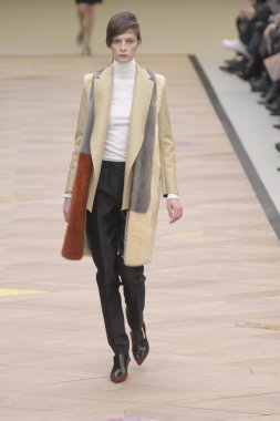 Paris, Fransa - Mart 06: bir model 6 Mart 2011 de paris, Fransa paris moda haftası sırasında kostüm Ulusal moda şovunda pist yürür