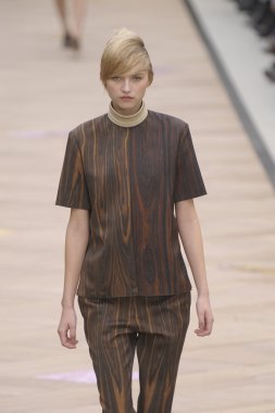 Paris, Fransa - Mart 06: bir model 6 Mart 2011 de paris, Fransa paris moda haftası sırasında kostüm Ulusal moda şovunda pist yürür