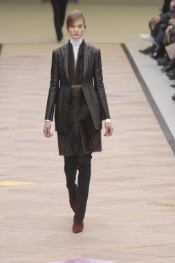 Paris, Fransa - Mart 06: bir model 6 Mart 2011 de paris, Fransa paris moda haftası sırasında kostüm Ulusal moda şovunda pist yürür