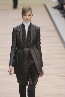 Paris, Fransa - Mart 06: bir model 6 Mart 2011 de paris, Fransa paris moda haftası sırasında kostüm Ulusal moda şovunda pist yürür