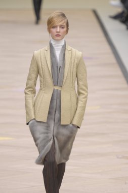 Paris, Fransa - Mart 06: bir model 6 Mart 2011 de paris, Fransa paris moda haftası sırasında kostüm Ulusal moda şovunda pist yürür