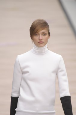 Paris, Fransa - Mart 06: bir model 6 Mart 2011 de paris, Fransa paris moda haftası sırasında kostüm Ulusal moda şovunda pist yürür