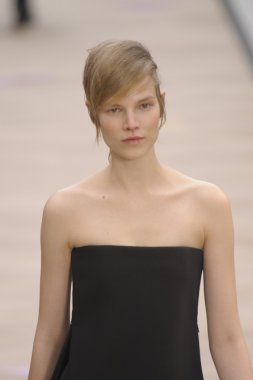 Paris, Fransa - Mart 06: bir model 6 Mart 2011 de paris, Fransa paris moda haftası sırasında kostüm Ulusal moda şovunda pist yürür