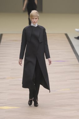 Paris, Fransa - Mart 06: bir model 6 Mart 2011 de paris, Fransa paris moda haftası sırasında kostüm Ulusal moda şovunda pist yürür