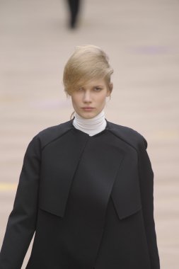 Paris, Fransa - Mart 06: bir model 6 Mart 2011 de paris, Fransa paris moda haftası sırasında kostüm Ulusal moda şovunda pist yürür