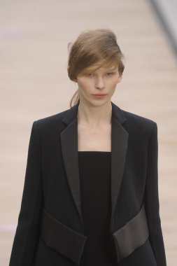 Paris, Fransa - Mart 06: bir model 6 Mart 2011 de paris, Fransa paris moda haftası sırasında kostüm Ulusal moda şovunda pist yürür