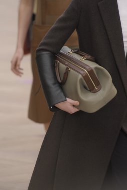 Paris, Fransa - Mart 06: bir model 6 Mart 2011 de paris, Fransa paris moda haftası sırasında kostüm Ulusal moda şovunda pist yürür