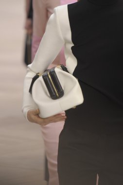 Paris, Fransa - Mart 06: bir model 6 Mart 2011 de paris, Fransa paris moda haftası sırasında kostüm Ulusal moda şovunda pist yürür