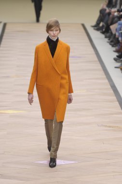 Paris, Fransa - Mart 06: bir model 6 Mart 2011 de paris, Fransa paris moda haftası sırasında kostüm Ulusal moda şovunda pist yürür