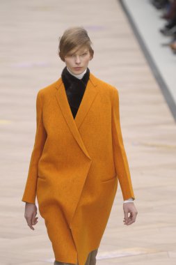 Paris, Fransa - Mart 06: bir model 6 Mart 2011 de paris, Fransa paris moda haftası sırasında kostüm Ulusal moda şovunda pist yürür