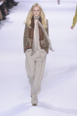 Paris, Fransa - Mart 07: espace ephemere tuileries adlı 7 Mart 2011 de paris, Fransa sonbahar kış 2011 2012 show paris moda haftası sırasında giymeye hazır chloe sırasında pist model yürür