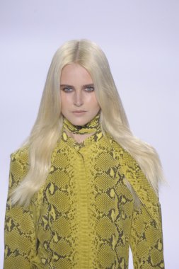 Paris, Fransa - Mart 07: espace ephemere tuileries adlı 7 Mart 2011 de paris, Fransa sonbahar kış 2011 2012 show paris moda haftası sırasında giymeye hazır chloe sırasında pist model yürür