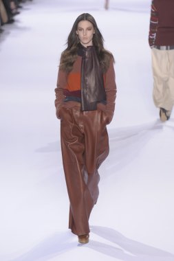 Paris, Fransa - Mart 07: espace ephemere tuileries adlı 7 Mart 2011 de paris, Fransa sonbahar kış 2011 2012 show paris moda haftası sırasında giymeye hazır chloe sırasında pist model yürür