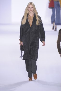 Paris, Fransa - Mart 07: espace ephemere tuileries adlı 7 Mart 2011 de paris, Fransa sonbahar kış 2011 2012 show paris moda haftası sırasında giymeye hazır chloe sırasında pist model yürür