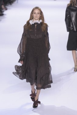 Paris, Fransa - Mart 07: espace ephemere tuileries adlı 7 Mart 2011 de paris, Fransa sonbahar kış 2011 2012 show paris moda haftası sırasında giymeye hazır chloe sırasında pist model yürür