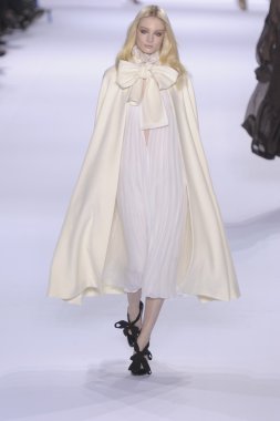 Paris, Fransa - Mart 07: espace ephemere tuileries adlı 7 Mart 2011 de paris, Fransa sonbahar kış 2011 2012 show paris moda haftası sırasında giymeye hazır chloe sırasında pist model yürür