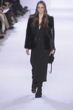 Paris, Fransa - Mart 07: espace ephemere tuileries adlı 7 Mart 2011 de paris, Fransa sonbahar kış 2011 2012 show paris moda haftası sırasında giymeye hazır chloe sırasında pist model yürür