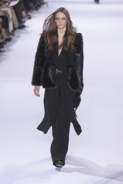 Paris, Fransa - Mart 07: espace ephemere tuileries adlı 7 Mart 2011 de paris, Fransa sonbahar kış 2011 2012 show paris moda haftası sırasında giymeye hazır chloe sırasında pist model yürür