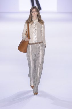 Paris, Fransa - Mart 07: espace ephemere tuileries adlı 7 Mart 2011 de paris, Fransa sonbahar kış 2011 2012 show paris moda haftası sırasında giymeye hazır chloe sırasında pist model yürür