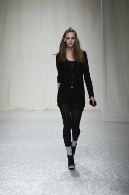 Paris, Fransa - Mart 07: 7 Mart 2011 de paris, Fransa paris moda haftası sırasında sonbahar kış 2011 2012 gösteri giymeye hazır comuun sırasında pist model yürür