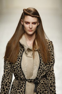 Paris, Fransa - Mart 07: 7 Mart 2011 de paris, Fransa paris moda haftası sırasında sonbahar kış 2011 2012 gösteri giymeye hazır comuun sırasında pist model yürür