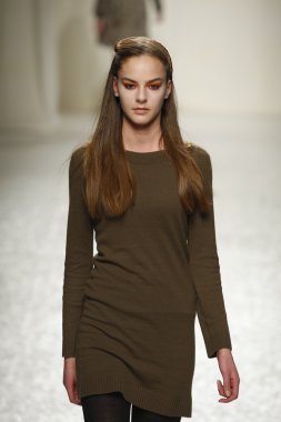 Paris, Fransa - Mart 07: 7 Mart 2011 de paris, Fransa paris moda haftası sırasında sonbahar kış 2011 2012 gösteri giymeye hazır comuun sırasında pist model yürür
