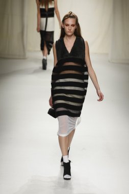 Paris, Fransa - Mart 07: 7 Mart 2011 de paris, Fransa paris moda haftası sırasında sonbahar kış 2011 2012 gösteri giymeye hazır comuun sırasında pist model yürür