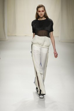 Paris, Fransa - Mart 07: 7 Mart 2011 de paris, Fransa paris moda haftası sırasında sonbahar kış 2011 2012 gösteri giymeye hazır comuun sırasında pist model yürür