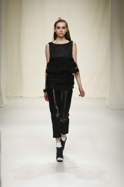 Paris, Fransa - Mart 07: 7 Mart 2011 de paris, Fransa paris moda haftası sırasında sonbahar kış 2011 2012 gösteri giymeye hazır comuun sırasında pist model yürür