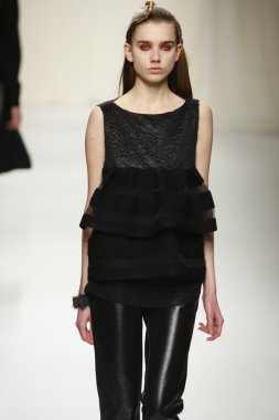 Paris, Fransa - Mart 07: 7 Mart 2011 de paris, Fransa paris moda haftası sırasında sonbahar kış 2011 2012 gösteri giymeye hazır comuun sırasında pist model yürür