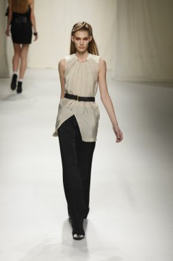 Paris, Fransa - Mart 07: 7 Mart 2011 de paris, Fransa paris moda haftası sırasında sonbahar kış 2011 2012 gösteri giymeye hazır comuun sırasında pist model yürür