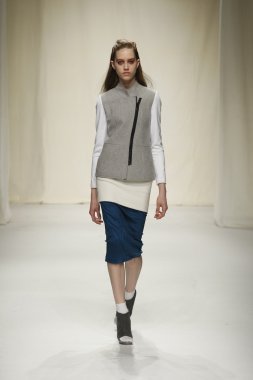 Paris, Fransa - Mart 07: 7 Mart 2011 de paris, Fransa paris moda haftası sırasında sonbahar kış 2011 2012 gösteri giymeye hazır comuun sırasında pist model yürür