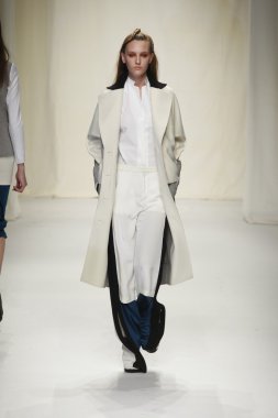 Paris, Fransa - Mart 07: 7 Mart 2011 de paris, Fransa paris moda haftası sırasında sonbahar kış 2011 2012 gösteri giymeye hazır comuun sırasında pist model yürür